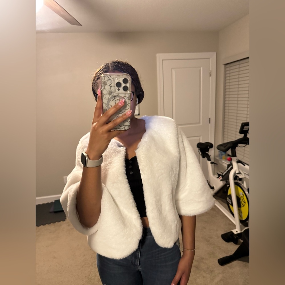 Park & main woman white faux fur cropped coat